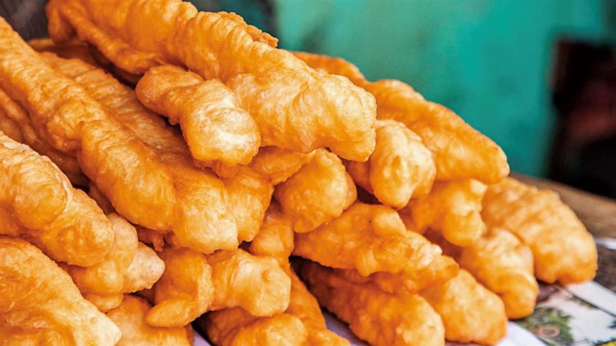 1斤面2个鸡蛋炸油条的配方,家庭面粉鸡蛋炸油条的做法