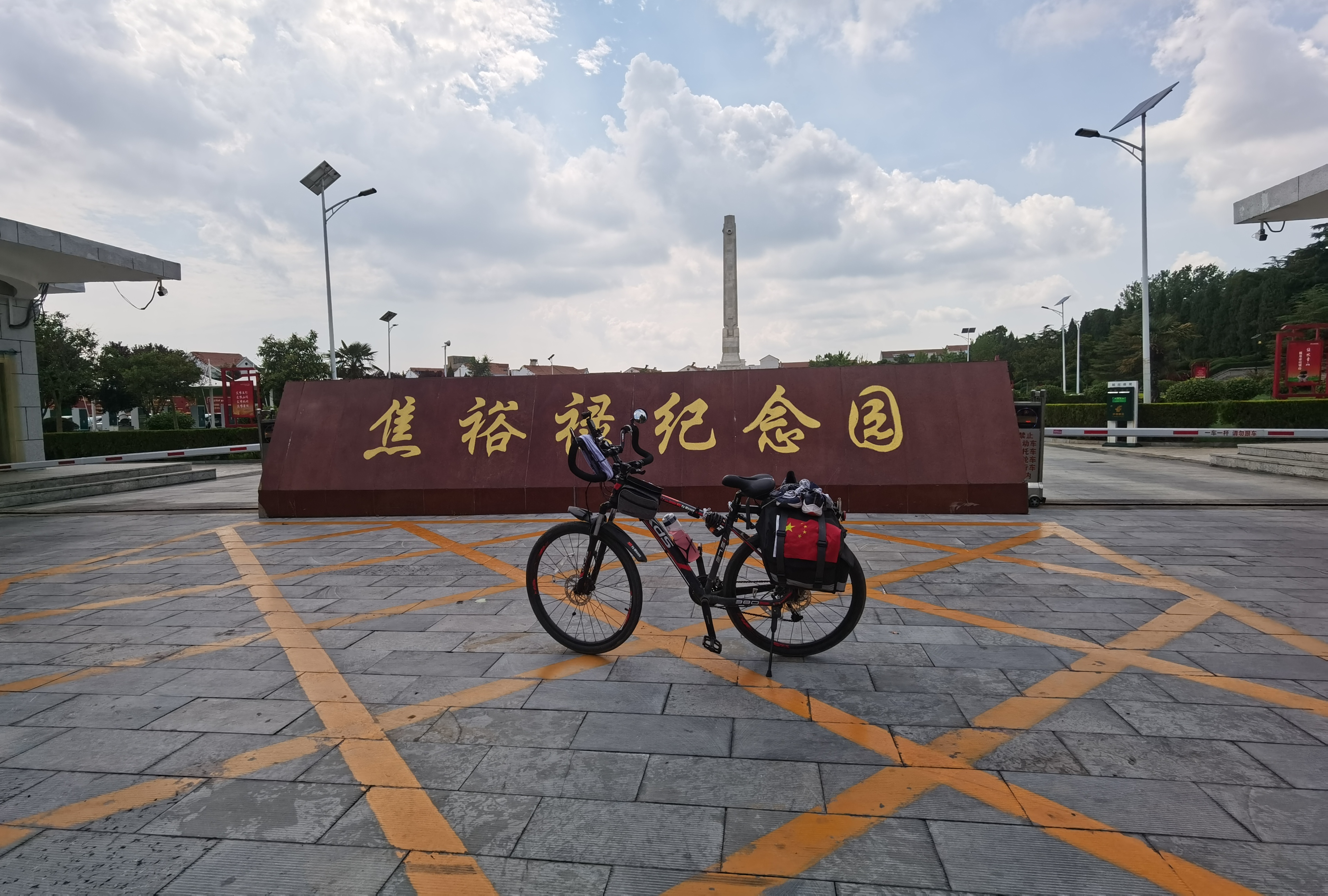 千里单骑追红旅,救灾我先行,我校生环学院这个男生有点酷