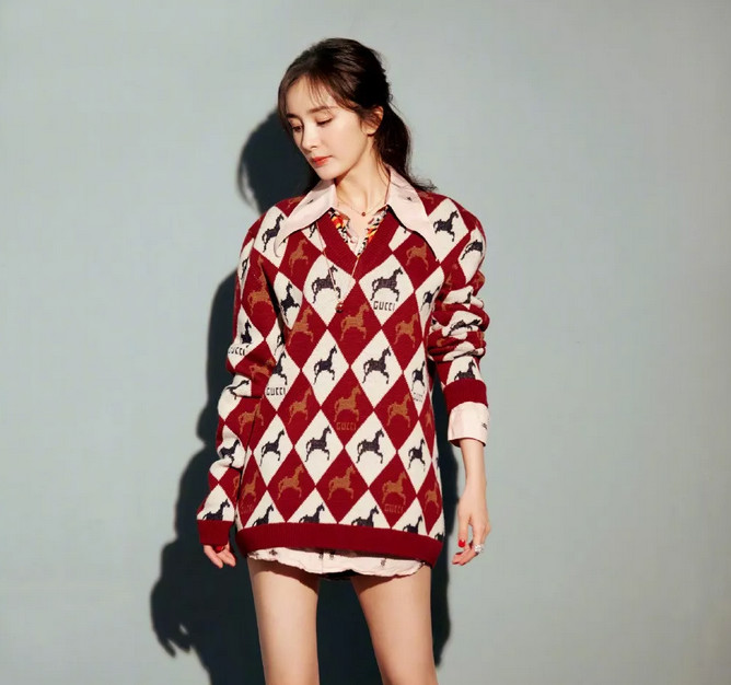 Lima杨紫崔雪莉，全世界都在撞衫……这件毛衣大概是有毒？