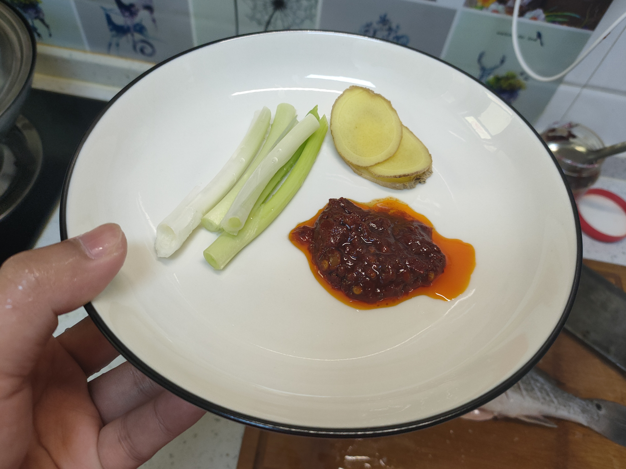 家常红烧鱼这样做不破皮鲜香无敌,不用油煎如何做出有劲道的红烧鱼