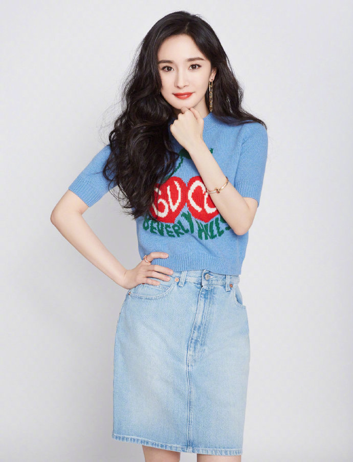 杨幂作为带货女王穿搭都非常赞,杨幂最新穿搭条纹毛衣加黑色纱裙