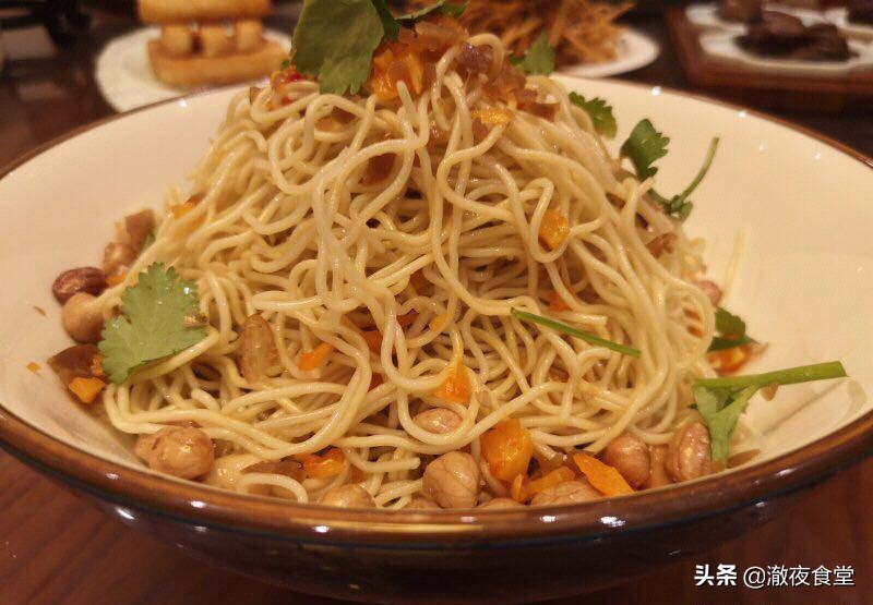 澈夜食堂｜有人祝你快乐，我只愿你嘬完这盆虾子，觉得人间值得