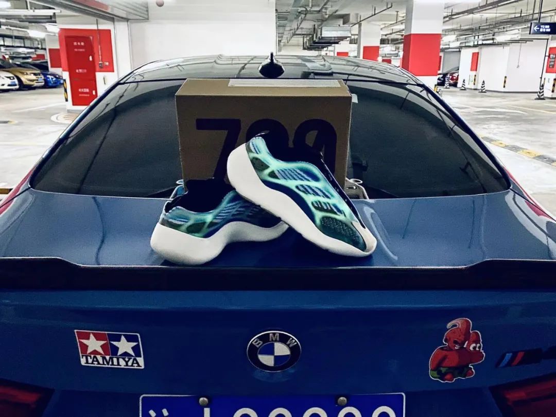 涨见识了!原来很多开宝马的都有一面鞋墙,穿的球鞋不上千就上万