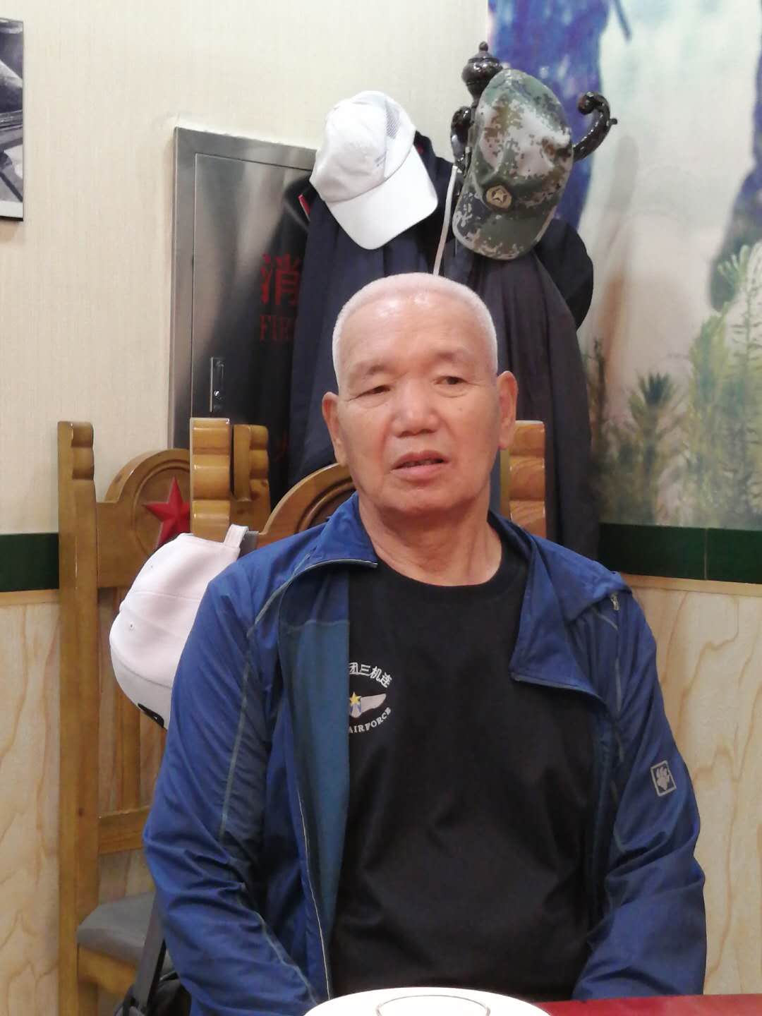 战友在烈士陵园大哭,老兵在战友纪念碑前痛哭