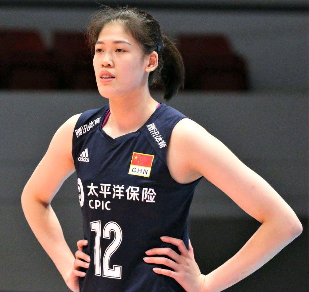 李盈莹、王梦洁拍“别样女排”广告，一个黑老大，一个压寨夫人