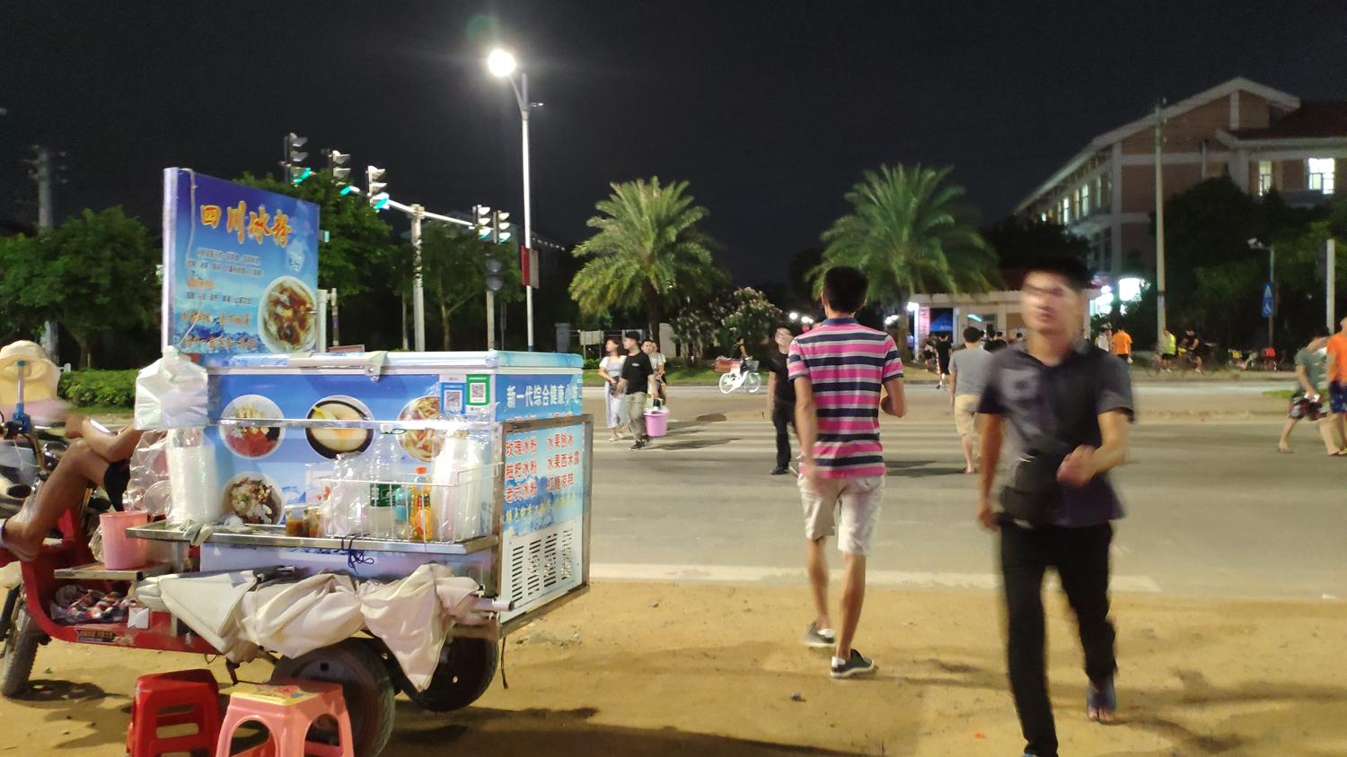 走进桂电“龟洞”！酒吧、旅馆、烧烤摊，这里是学生的精神后花园