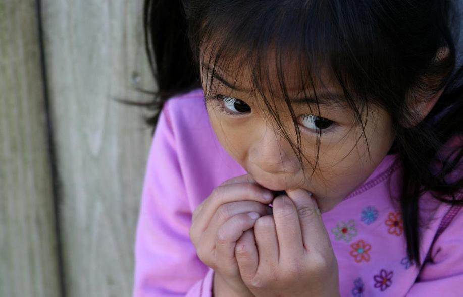 孩子胆小不肯分房睡,孩子胆小不愿意和小朋友玩怎么办