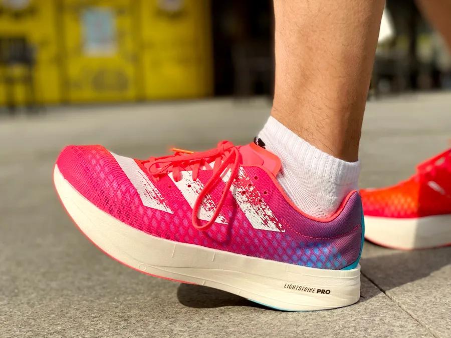 阿迪达斯碳板跑鞋adizerox2,adidasadizeropro有没有碳板