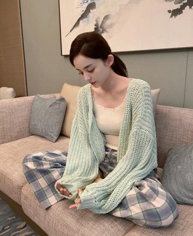 古力娜扎最新牛裤仔穿搭 (古力娜扎穿深v复古格子衫)