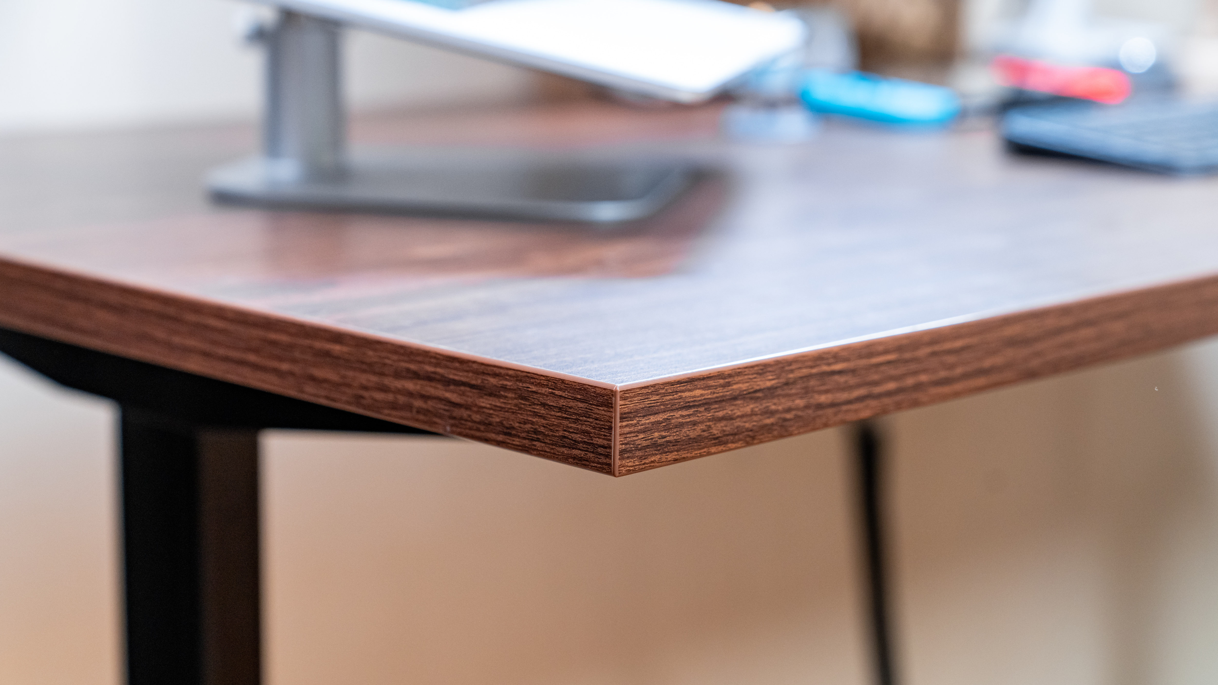 怎样买电动升降桌划算,电动升降桌如何选板材