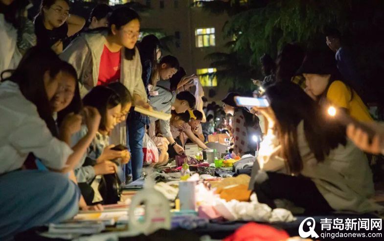 青岛高校跳蚤市场欢乐多!麻将、吉他还有5元占卜……