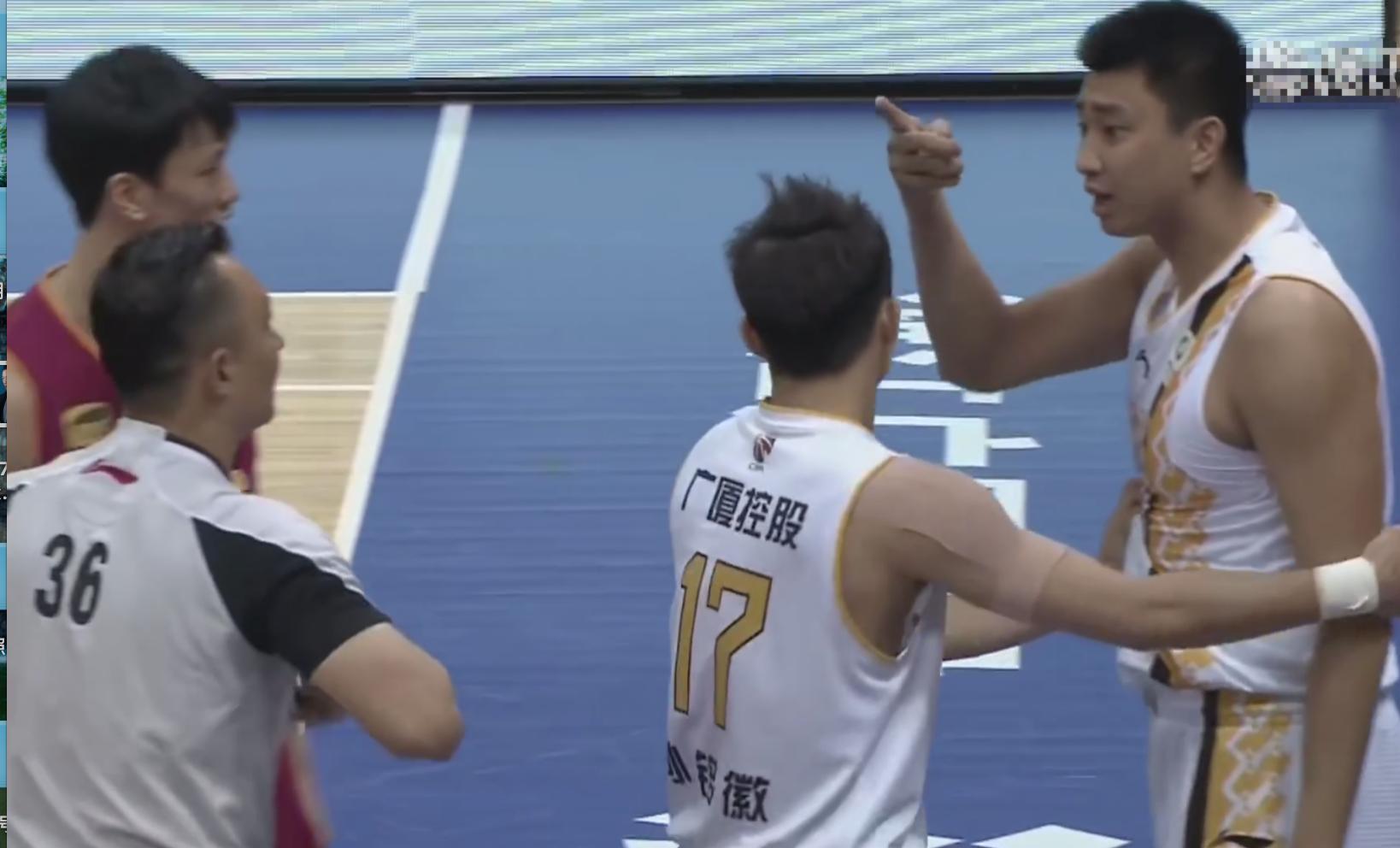 22日体育热点回顾：为什么菜鸟赛季姚明在火箭更衣室里差点被卡托等黑人球员围殴？当时发生了什么事情？