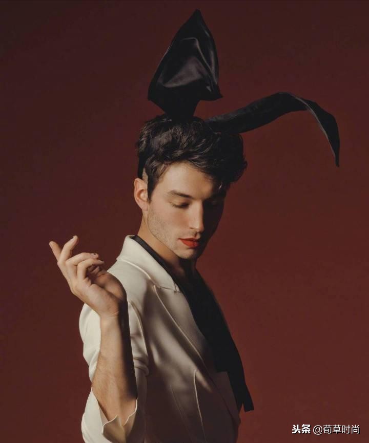 男人骚起来不管女人事!E妹踩高跟穿胸衣演绎性感,不料*袜丝**破了