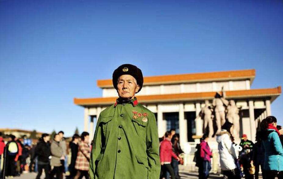 八旬老农带女儿进城看病，老伴不小心说漏嘴，才知是毛主席警卫员