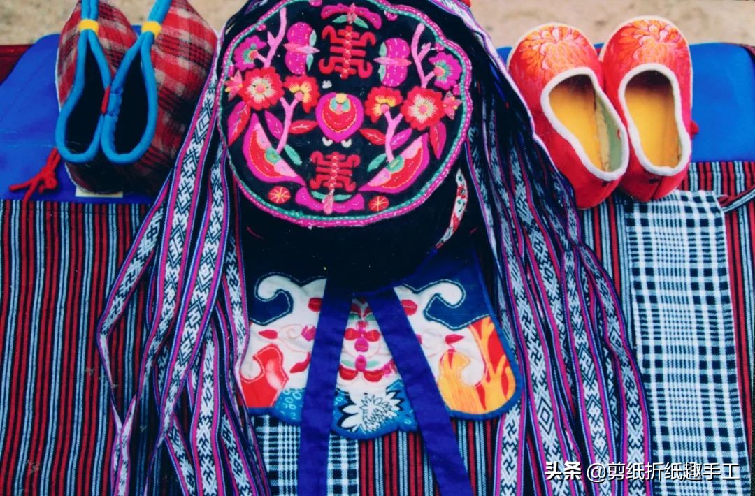 作为文化融合的产物，客家女人独有的冬头帕，已有百年历史