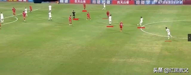 哪个懂球的可以从中看出问题吗？某核心队长跑位、传球如何？