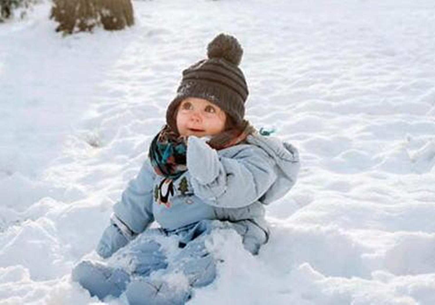 孩子莫名捡起烟头放进嘴里,妈妈厉声阻止,是很糟糕的反应