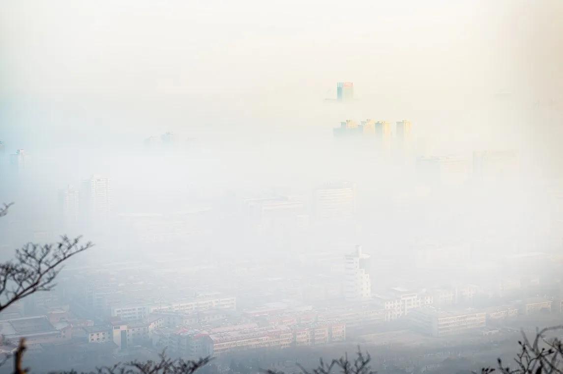 早晨下大雾山里看不清路课文插图,早晨大雾图片