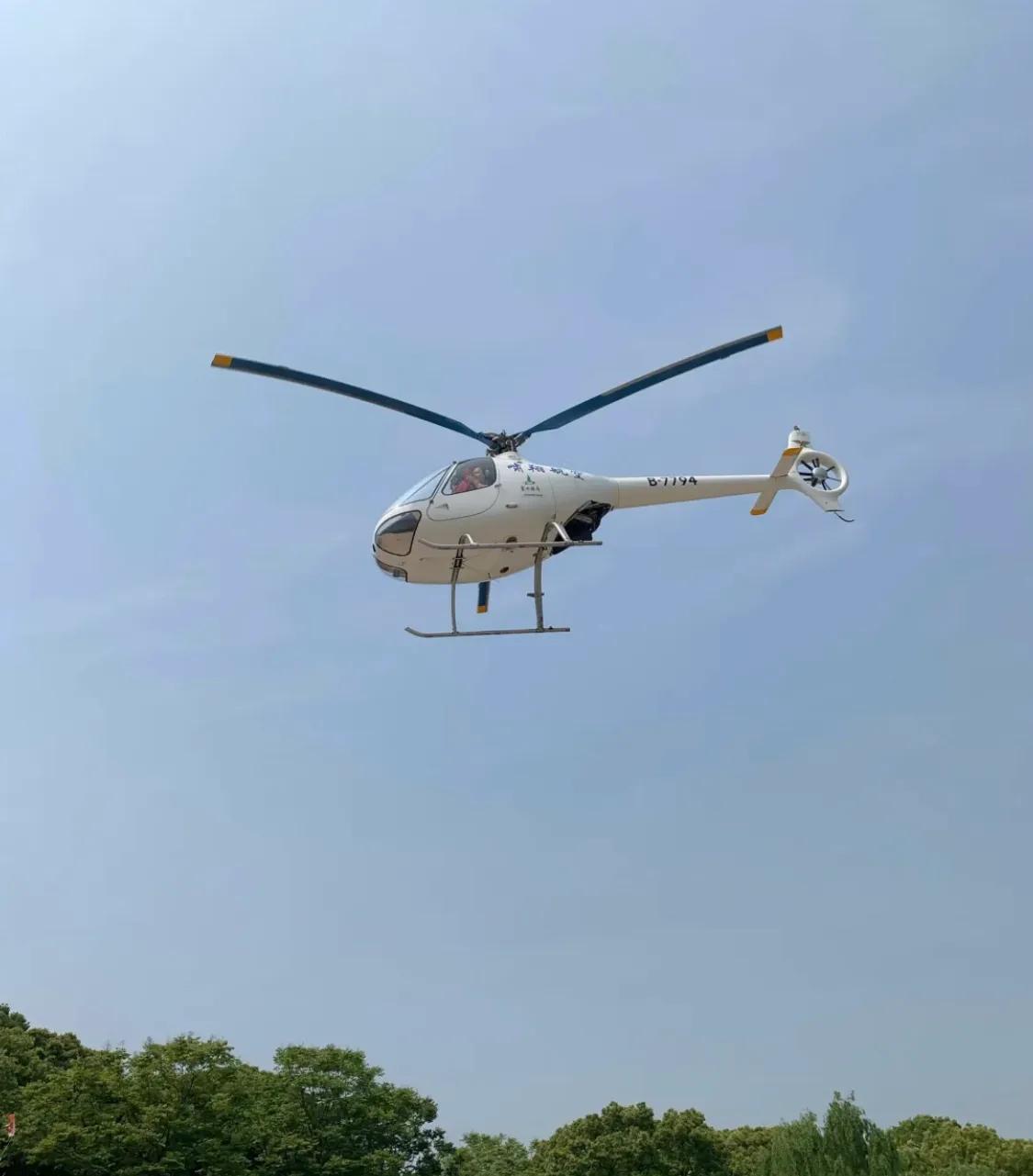 军事迷参观坦克,东方绿舟军事