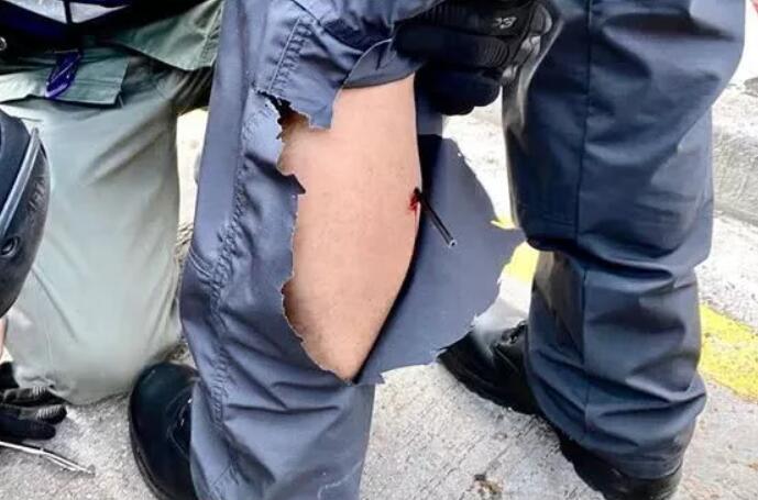 香港暴徒闯下大祸，疯狂投掷千枚*烧弹燃**，警方装甲车燃起熊熊大火