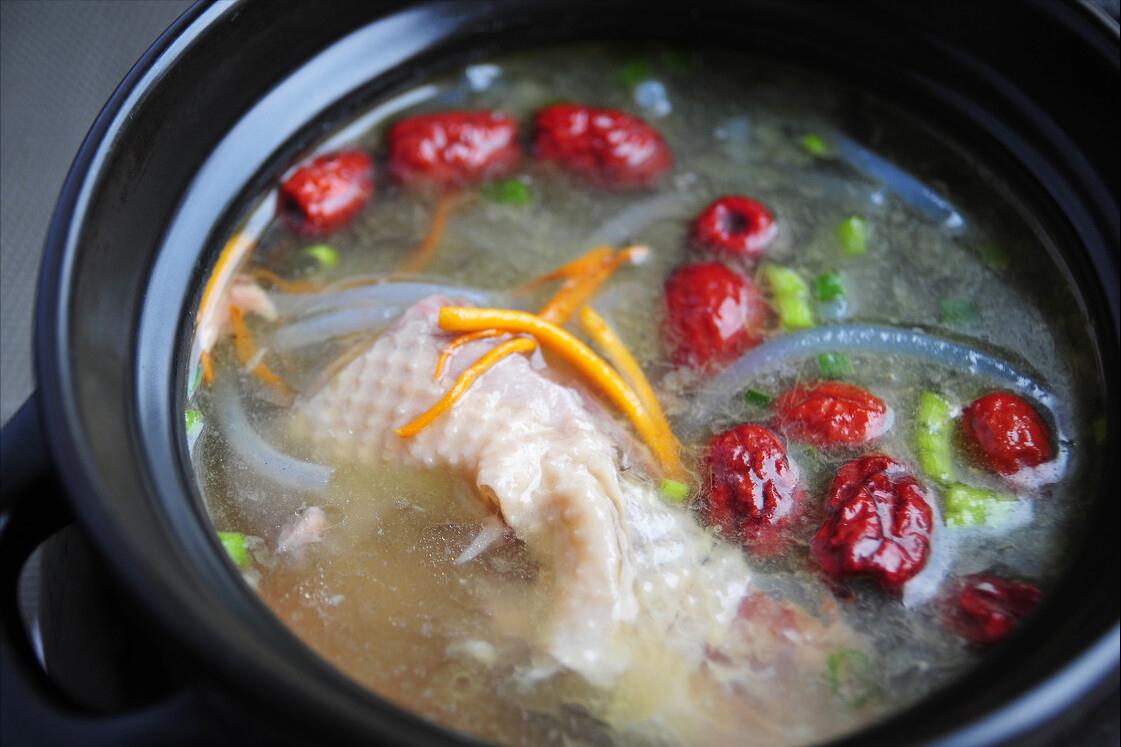 适合冬天喝的广东鸡汤做法,广东秋冬滋补养生汤