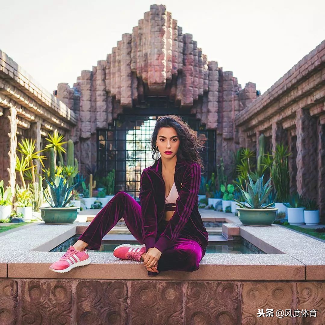 *窥偷**女神AdrianneHo的ins照片，我仿佛打开了新世界的大门……