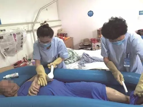 腿脚不便老人助浴神器,老人洗澡助浴器