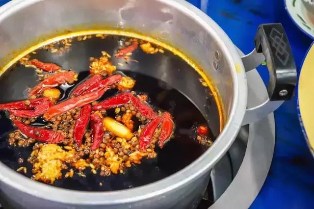 串串天堂抖音爆款!走,跟着趣码君打卡南桐梓林”新街里美食街