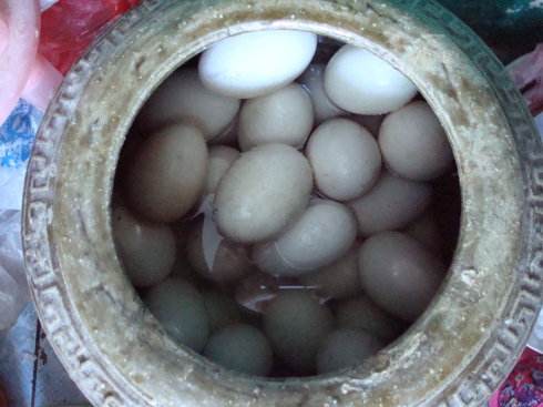 鹌鹑蛋蛋黄胆固醇高的人能吃几个,鹌鹑蛋和鸭蛋哪个胆固醇偏高