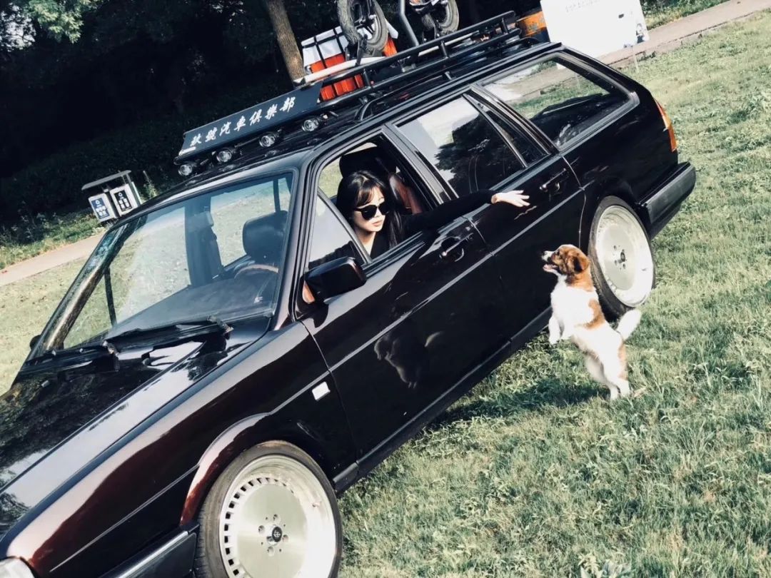 同时拥有好几辆摩托车,同时有多辆越野车