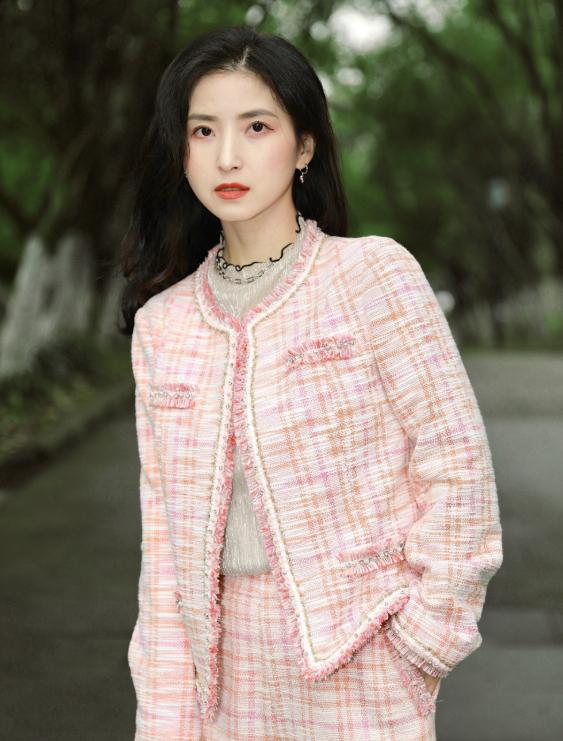 没想到穿上服装也可以这么美,白色套装这样穿美爆了