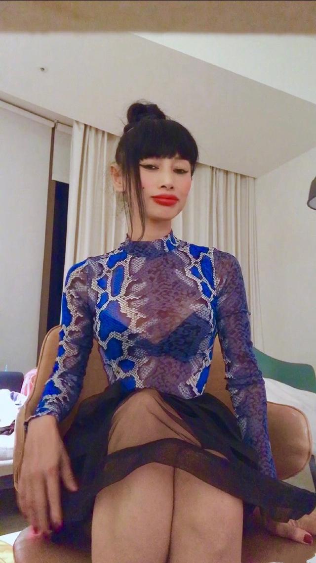 白灵穿白衣服片段,白灵穿马甲线的照片