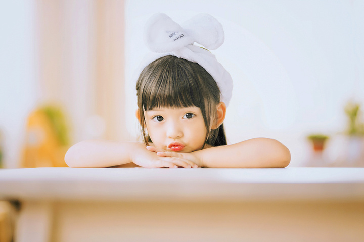 他所拍摄的萌娃温暖人心，满足了你对女儿的全部幻想