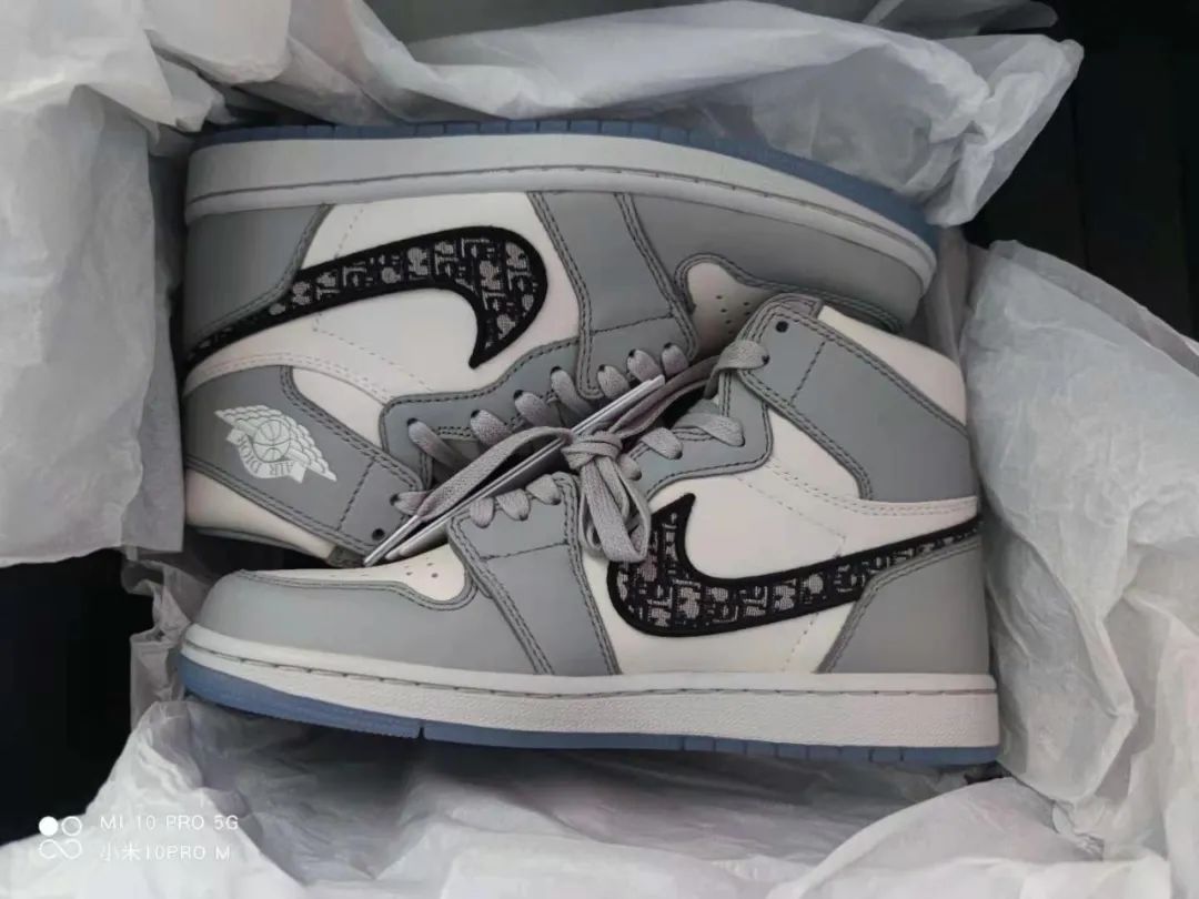 涨见识了!原来很多开宝马的都有一面鞋墙,穿的球鞋不上千就上万