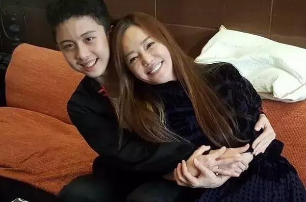 女星与儿子同床15年，12岁才断奶：“连体婴式”育儿，毁掉三代人