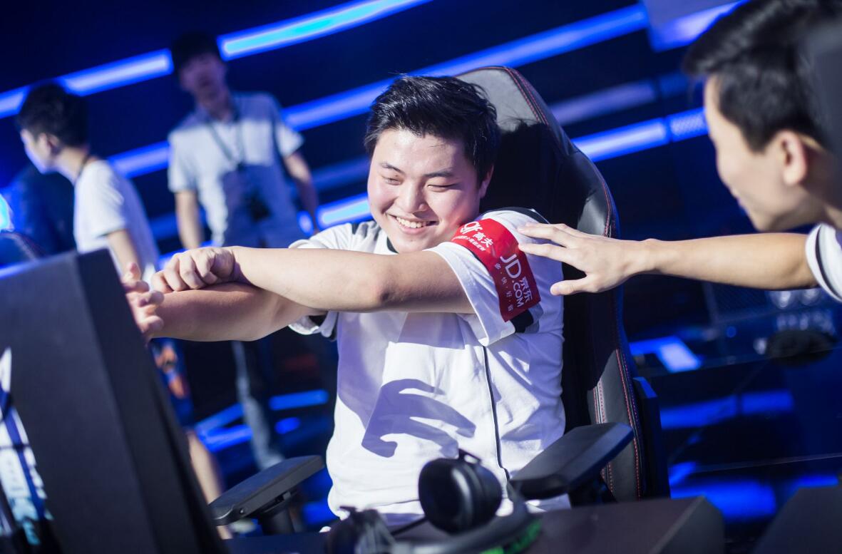 uzi直播间调侃自己,uzi查房姿态偷塔