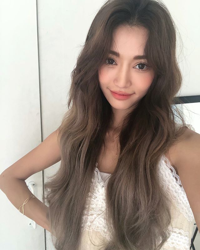 圆脸女生八字刘海发型教程,圆脸女生适合的发型八字刘海