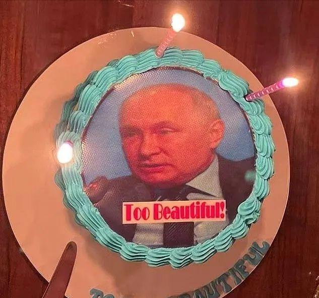 美国女记者*诱色**普京：超短裙、大白腿，撩头发、抛媚眼、舔嘴唇