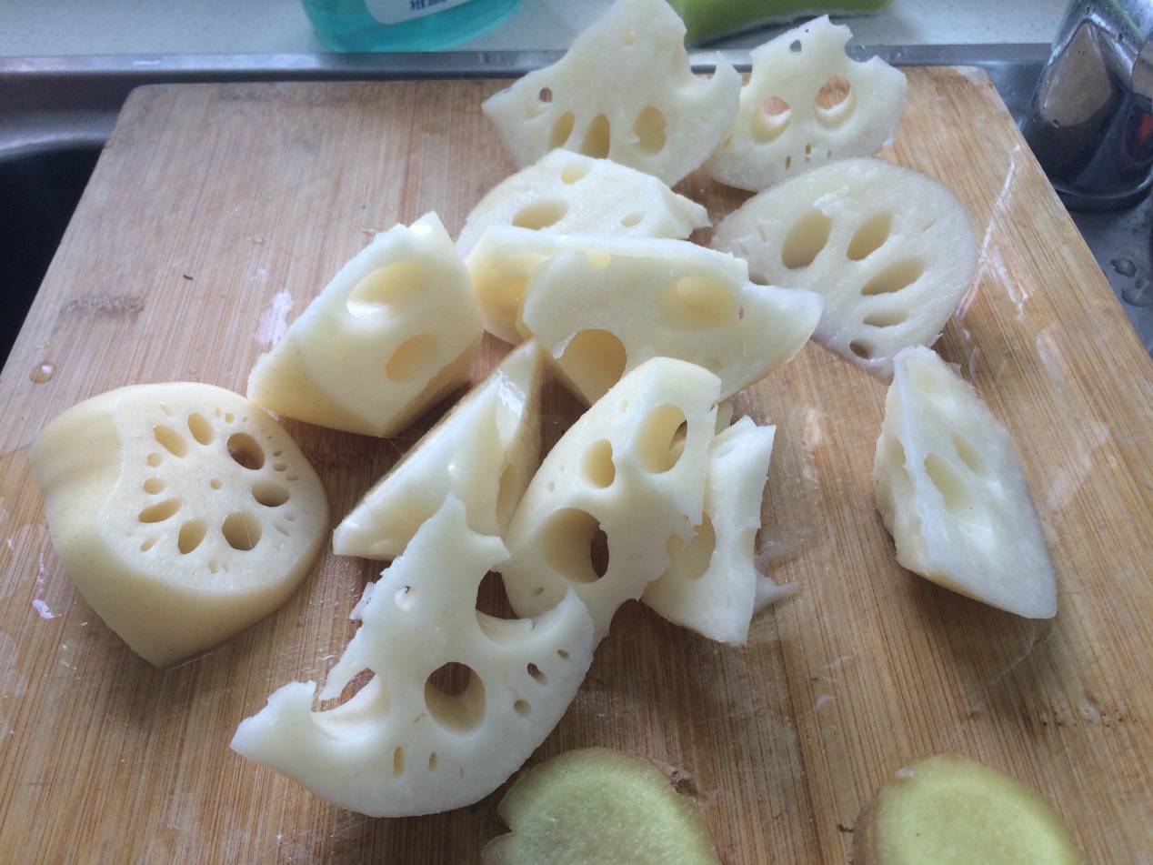 为什么莲藕炒熟变黑,为何莲藕一焯水就变黑