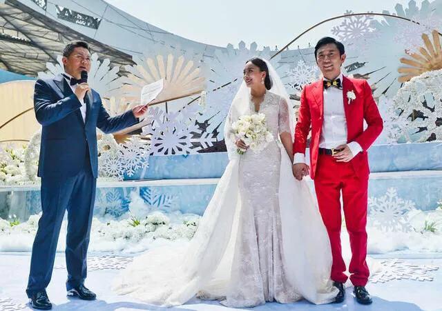 36岁世界冠军喜得贵子，50岁富豪老公现身，奢侈品皮带抢眼