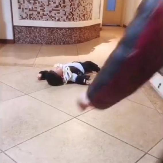 宝宝学走路摔倒瞬间奶奶神反应,隔代育儿小孩摔倒