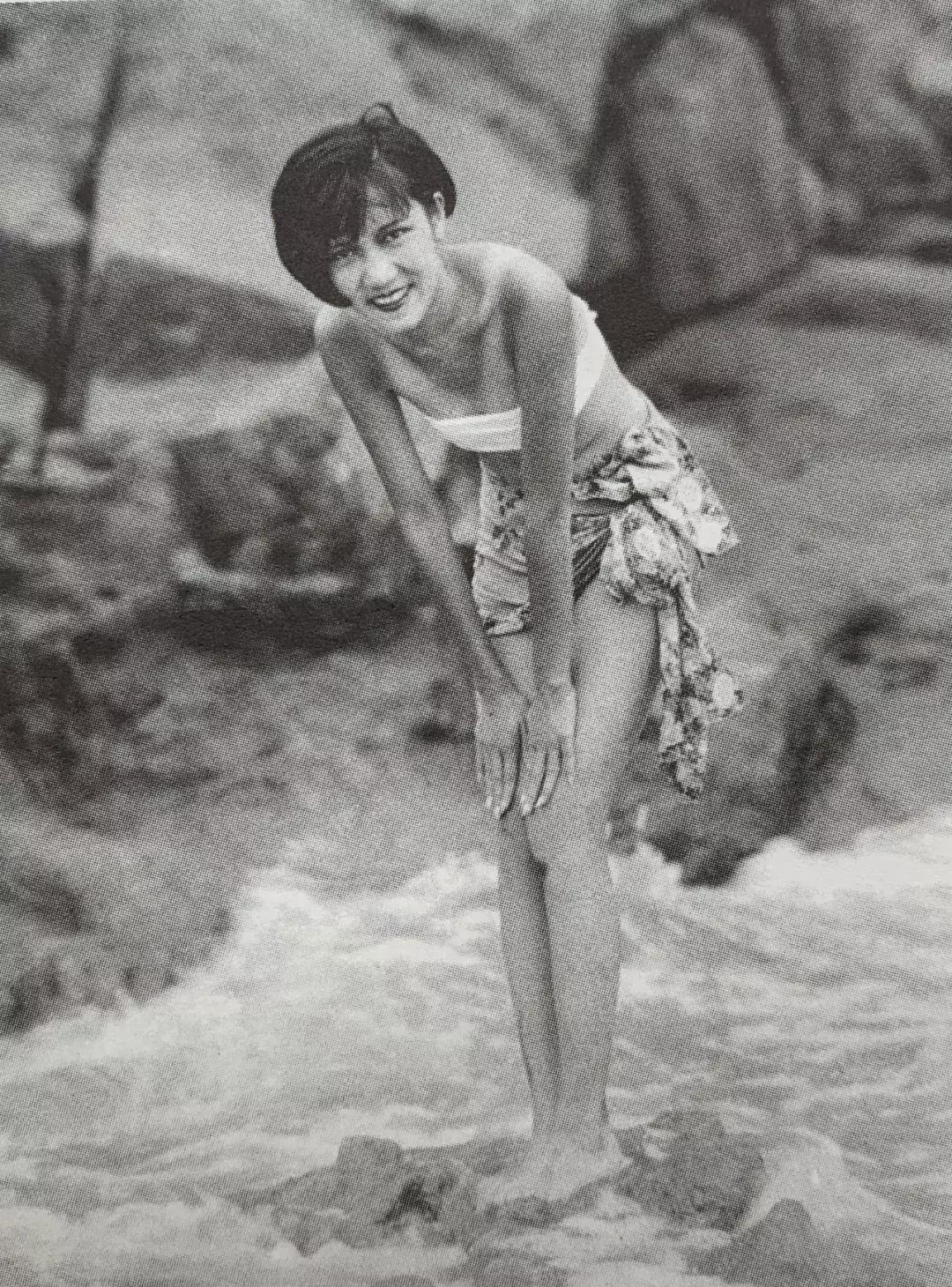 100多年前女生为什么要裹脚,100年前女人裹小脚的图