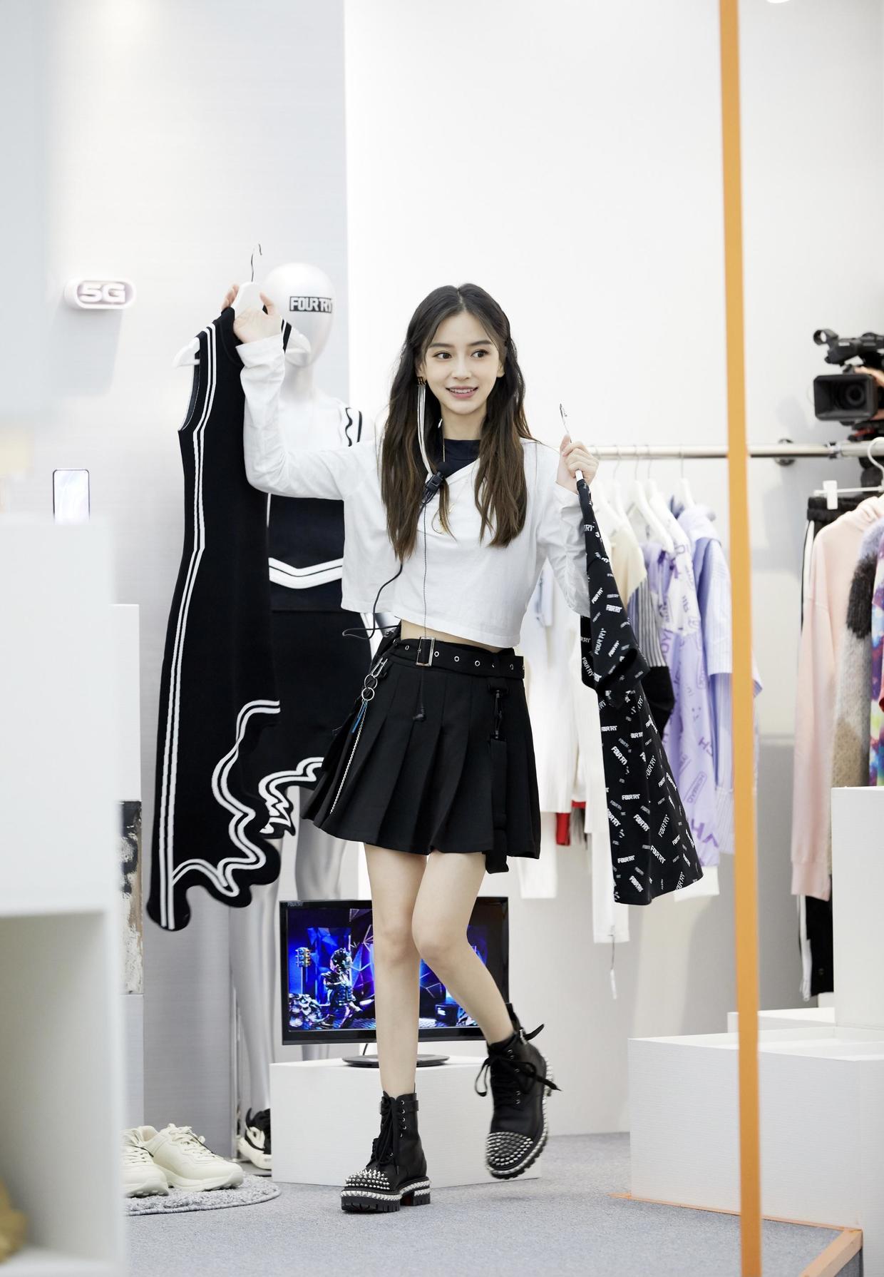 周迅穿白t恤配阔腿裤低调,周迅穿蓝色t恤