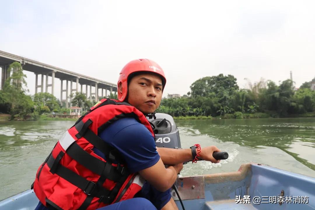 看蓝朋友如何燃爆绳索训练场,冲锋舟带有驾驶室驾驶技巧