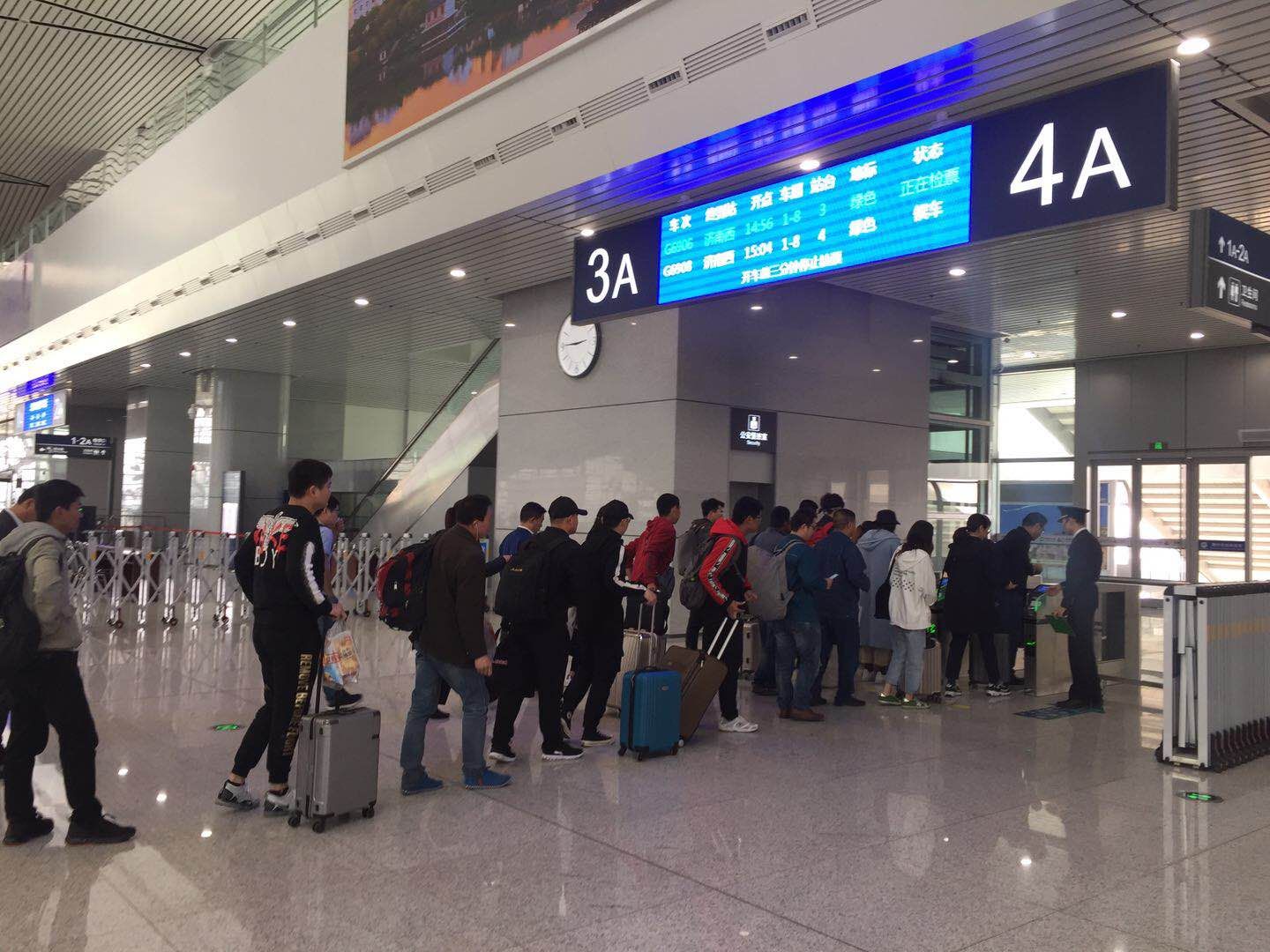 【嗨玩5.1】今天下午起迎客流高峰,汽车站安排加班车,火车站增开临客