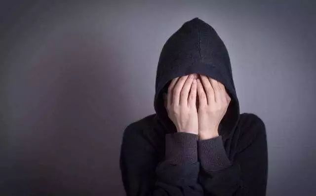 母亲亲手把儿子送进监狱背后原因,孩子被送进监狱爸爸后悔