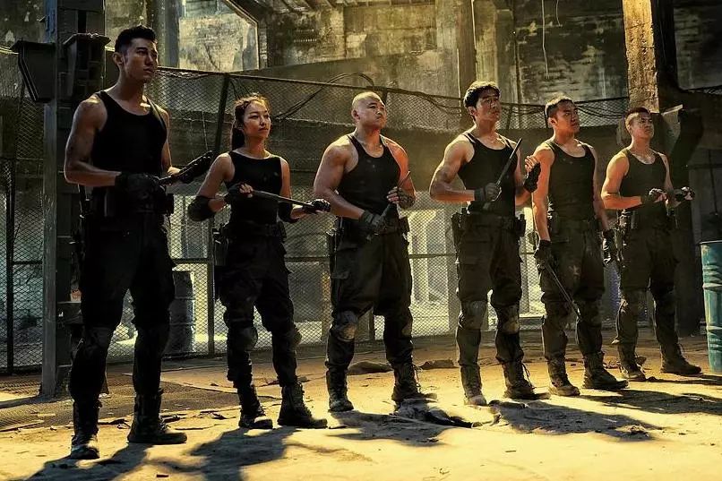 特警秀肌肉训练教学,特警上台表演自己的肌肉