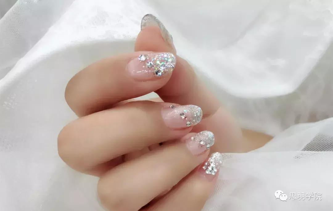 美甲店吸引客户进店,美甲店怎样与顾客沟通