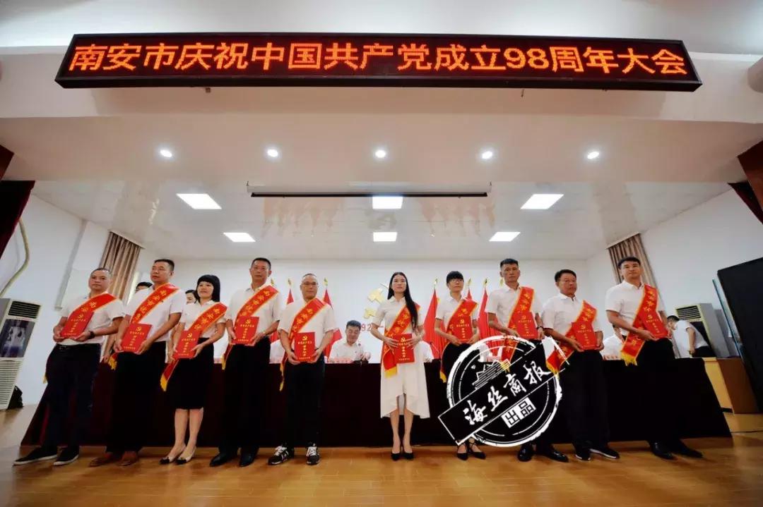 现在南安市二等功的奖牌,南安市级的奖状