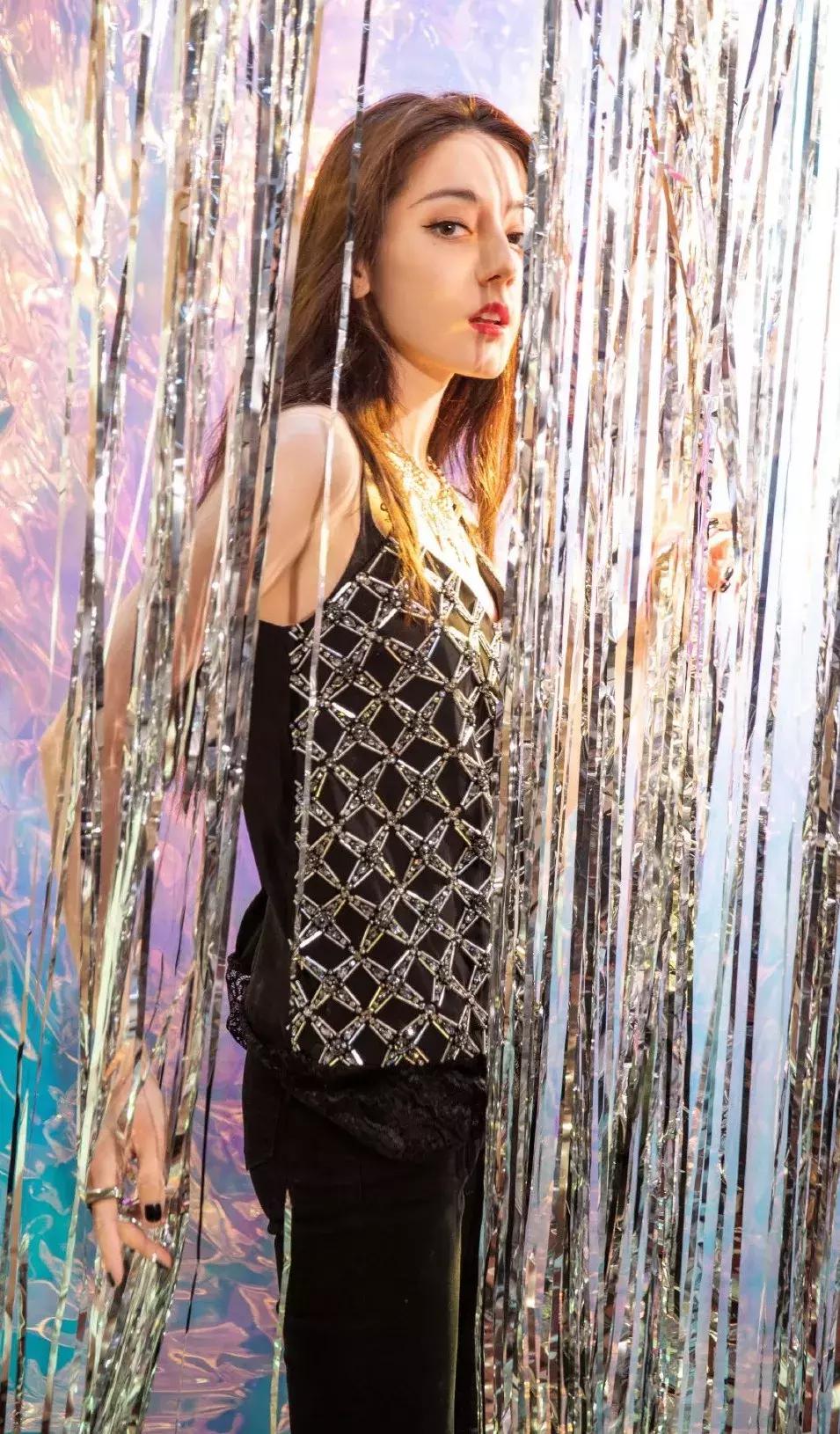 热巴当众撕衣服热舞,谁受得了